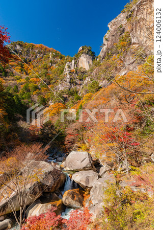 （山梨県）秋の昇仙峡・覚円峰（かくえんぽう） 124006132