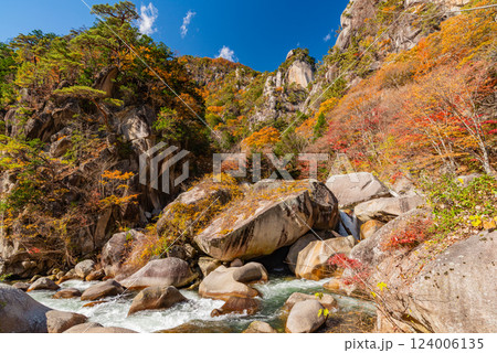 (山梨県)秋の昇仙峡・覚円峰(かくえんぽう) (山梨県)秋の昇仙峡・覚円峰(かくえんぽう) 124006135