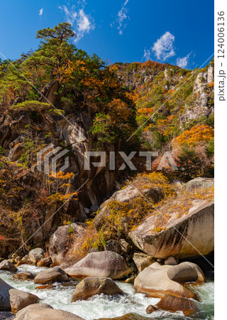 （山梨県）秋の昇仙峡・覚円峰（かくえんぽう） 124006136