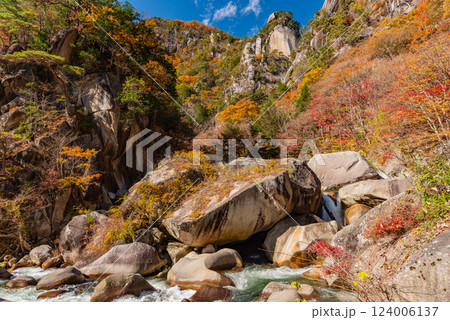 （山梨県）秋の昇仙峡・覚円峰（かくえんぽう） 124006137