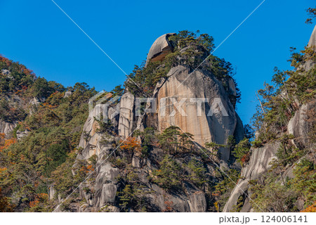 （山梨県）秋の昇仙峡・覚円峰（かくえんぽう） 124006141