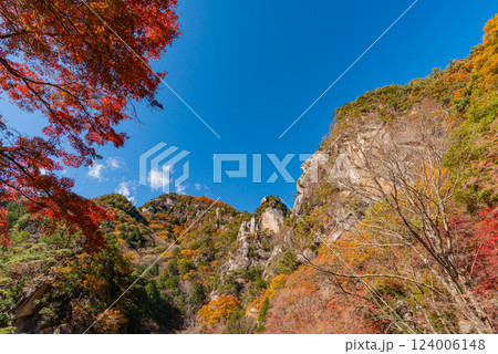 （山梨県）秋の昇仙峡・覚円峰（かくえんぽう） 124006148