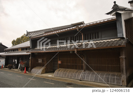 岐阜県美濃市うだつの町並み　格子戸のいい雰囲気の建物たち3 124006158