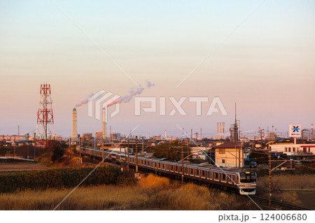 赤く染まる工場地帯とE217系 赤く染まる工場地帯とE217系 124006680