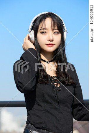 黒いカジュアルなコーディネートをした若い女性のファッションスナップ 黒いカジュアルなコーディネートをした若い女性のファッションスナップ 124006913