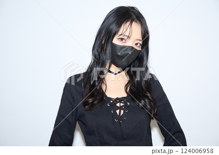 黒いカジュアルなコーディネートをした若い女性のファッションスナップ 124006958