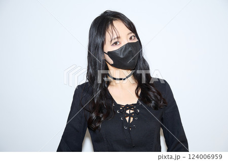 黒いカジュアルなコーディネートをした若い女性のファッションスナップ 黒いカジュアルなコーディネートをした若い女性のファッションスナップ 124006959