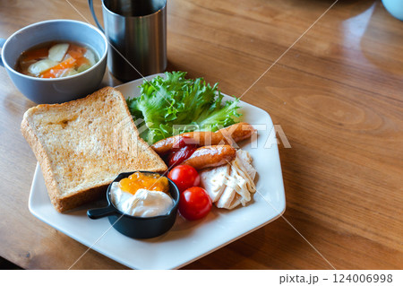 洋朝食プレート トーストとスープ付き 124006998