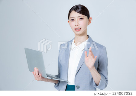 ノートパソコンを持つビジネスウーマン 124007052