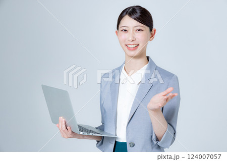 ノートパソコンを持つビジネスウーマン 124007057