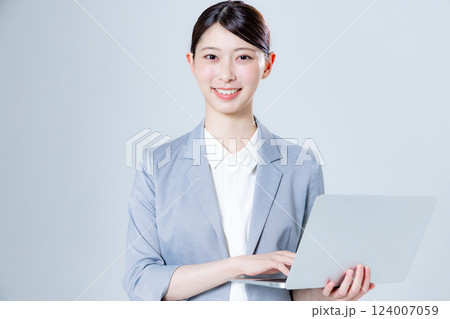 ノートパソコンを持つビジネスウーマン 124007059