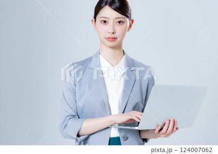 ノートパソコンを持つビジネスウーマン 124007062