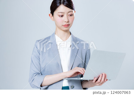 ノートパソコンを持つビジネスウーマン 124007063