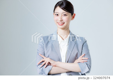 ビジネスウーマン　やる気　自信 124007074