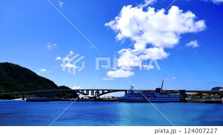 沖縄県慶良間諸島阿嘉島に停泊しているフェリーざまみ 124007227