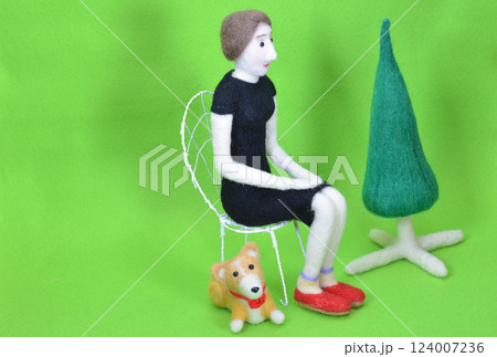 椅子に座った女性の人形 124007236