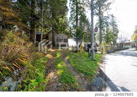 歴史的な古道「塩の道」とその周辺 124007605