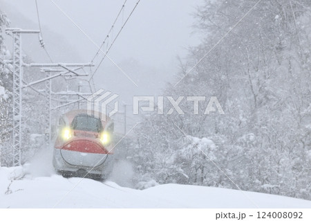 猛吹雪の仙岩峠を走る秋田新幹線 猛吹雪の仙岩峠を走る秋田新幹線 124008092