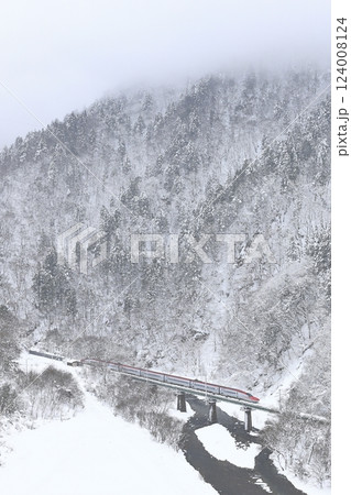 雪景色の秋田新幹線 124008124
