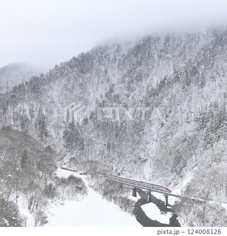 雪景色の秋田新幹線 124008126
