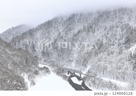 雪景色の秋田新幹線 雪景色の秋田新幹線 124008128