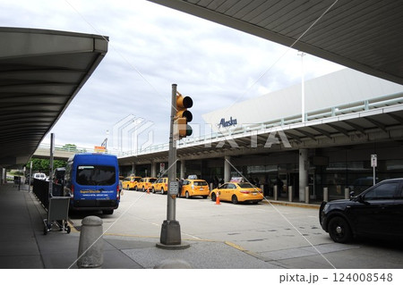 ジョン・F・ケネディ国際空港　ターミナル7に停車中のタクシー 124008548