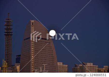 横浜みなとみらいの神秘的な夜明け前風景 横浜みなとみらいの神秘的な夜明け前風景 124008551