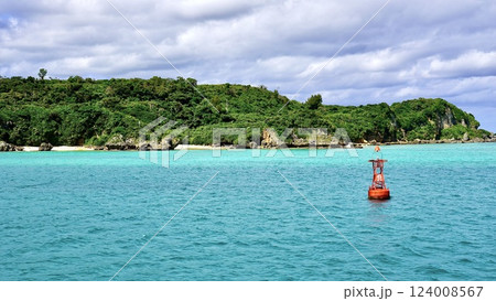 海から見える古宇利島と雲と海 124008567