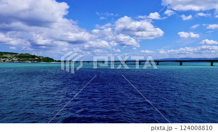 海から見える古宇利大橋と海と空 124008810