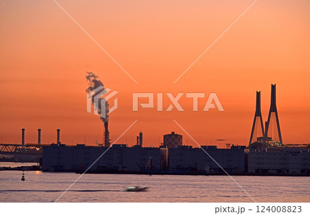横浜みなとみらいの朝焼け風景 124008823
