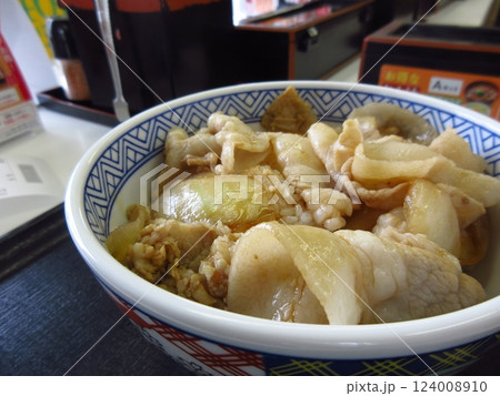 牛丼チェーン店で食べる昼食の豚丼 124008910