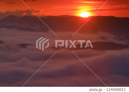 岩手県遠野市　夜明けの風景 124009021