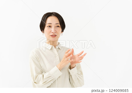 話す女性 カジュアル 話す女性 カジュアル 124009085
