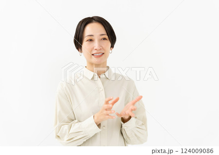 話す女性 カジュアル 話す女性 カジュアル 124009086