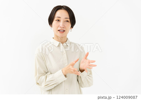 話す女性 カジュアル 話す女性 カジュアル 124009087