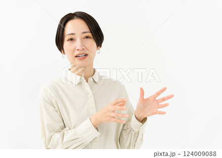 話す女性 カジュアル 話す女性 カジュアル 124009088