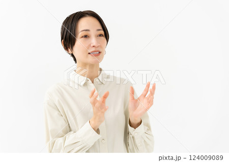 話す女性　カジュアル 124009089