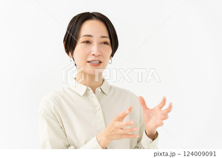 話す女性　カジュアル 124009091