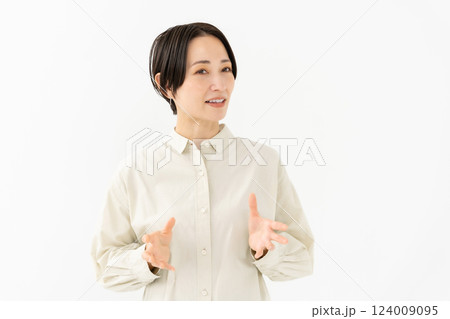 話す女性 カジュアル 話す女性 カジュアル 124009095