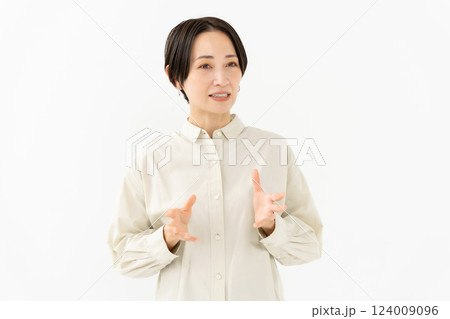 話す女性　カジュアル 124009096
