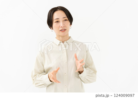 話す女性 カジュアル 話す女性 カジュアル 124009097