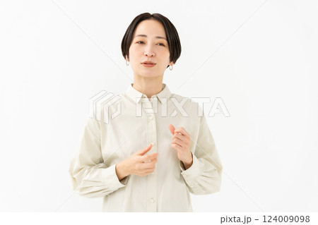 話す女性 カジュアル 話す女性 カジュアル 124009098
