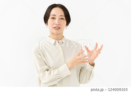 話す女性　カジュアル 124009103