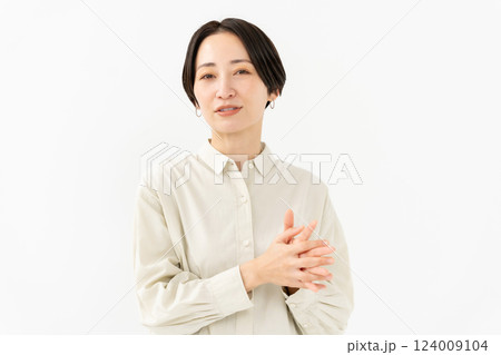 話す女性 カジュアル 話す女性 カジュアル 124009104