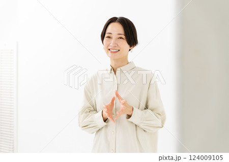 話す女性　カジュアル 124009105