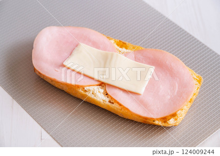 ハムとチーズをのせた栃尾揚げ 124009244