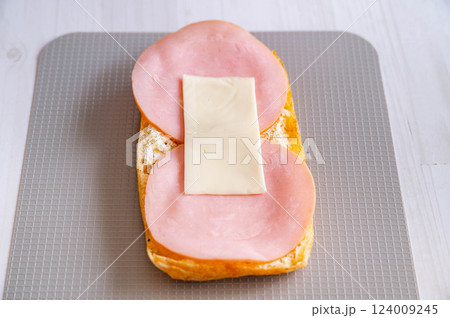 ハムとチーズをのせた栃尾揚げ 124009245