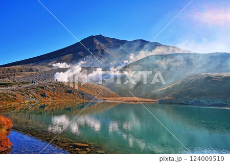 秋の大雪山連峰 朝日を浴びる旭岳 姿見の池 秋の大雪山連峰 朝日を浴びる旭岳 姿見の池 124009510