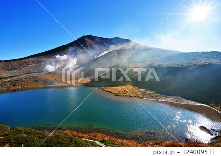 秋の大雪山連峰　朝日を浴びる旭岳 姿見の池 124009511