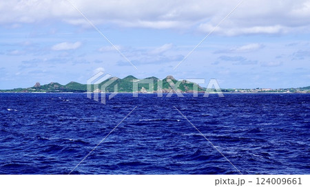 海から見た沖縄県伊是名島 124009661